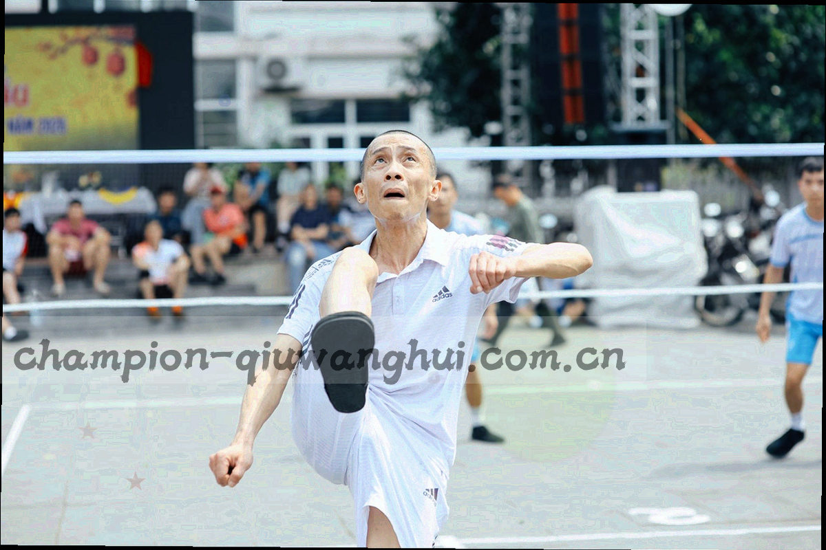 桌面俯拍，计时器、记录本与笔摆在一起，画面只有局部